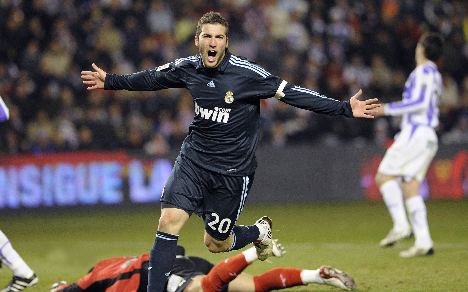 开云平台-浓眉生涯之夜狂轰50+20，步行者三节打崩鹈鹕！攻防一体诠释何为现代篮球终极答案