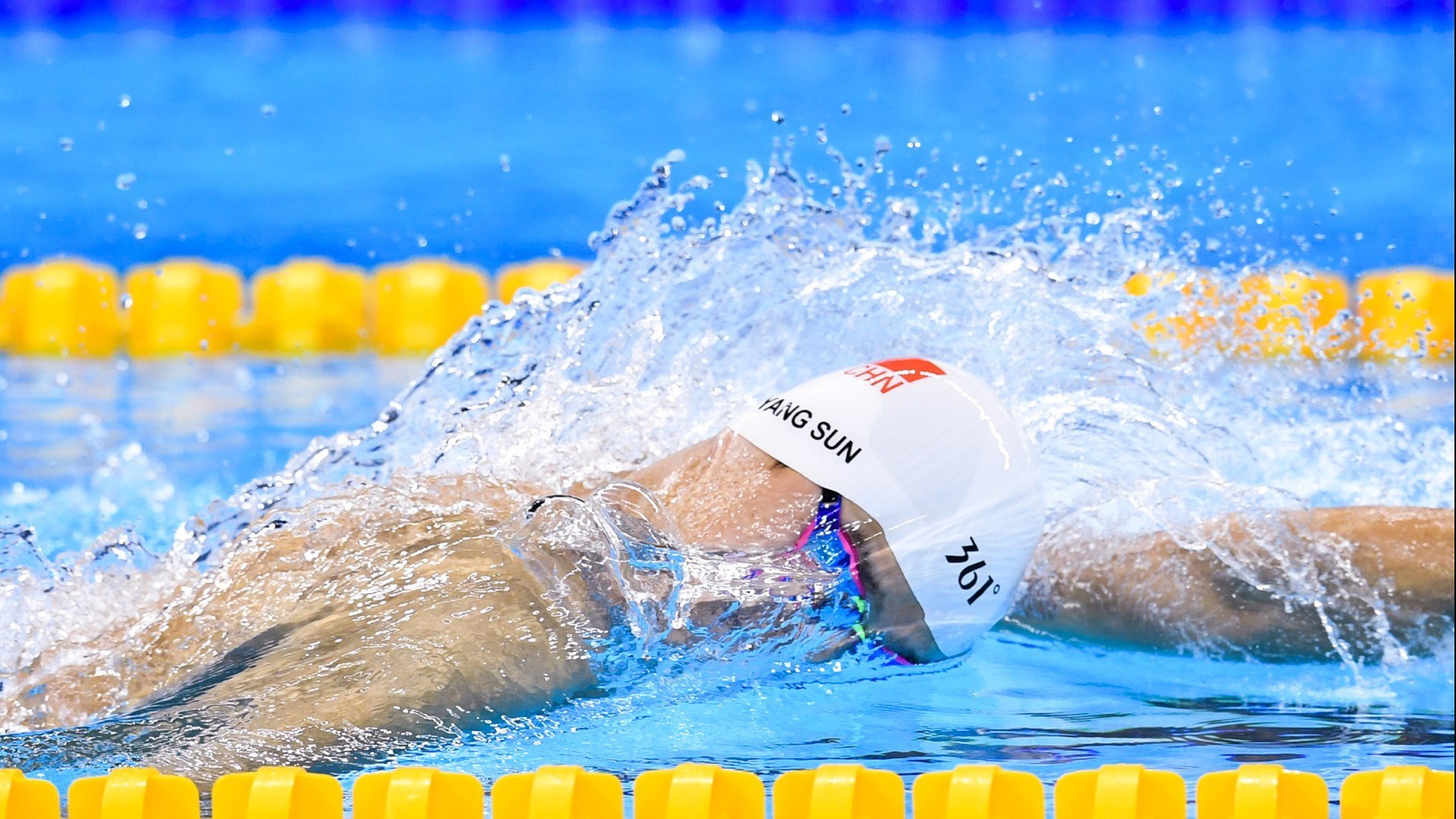 开云体育在线-伊拉克击溃切尔西，C罗在F1街道赛接管比赛，当平行宇宙的体育头条闯入现实